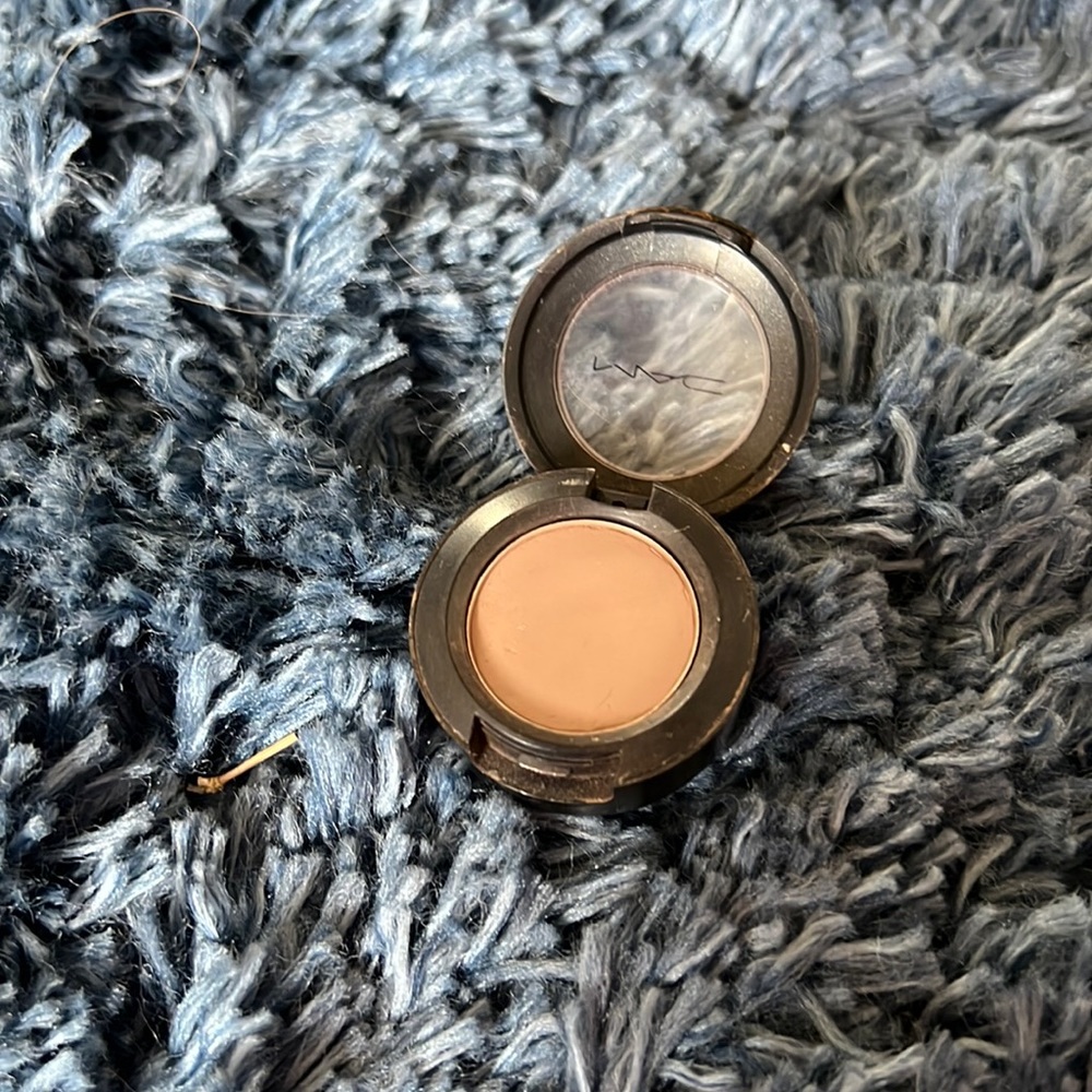 MAC neutral brown eyeshadow
